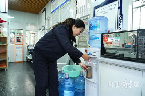 春运路上的暖心港湾 内江城管服务亭变身暖心驿站，消毒服务守护旅客平安归途