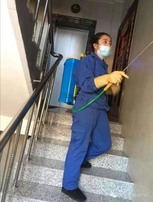 海伦小区疫情防控在行动 全面开展消毒服务